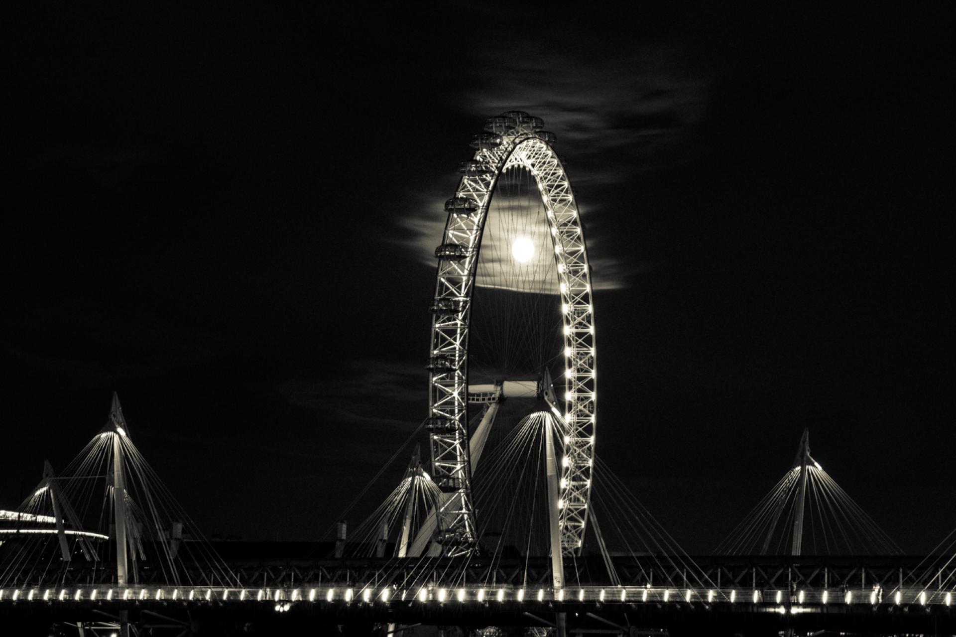 Global Photography Awards Winner - Moonlit Eye of London