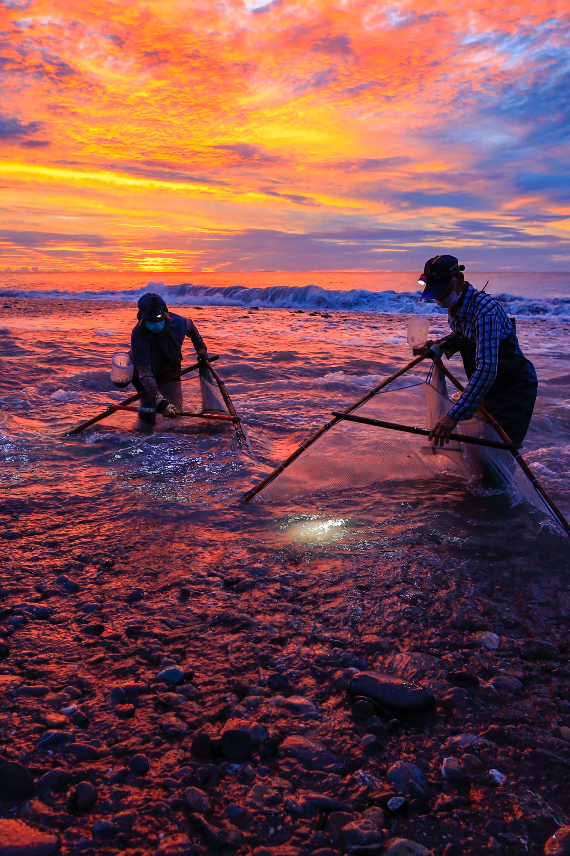 Global Photography Awards Winner - The clouds and sea water are burning