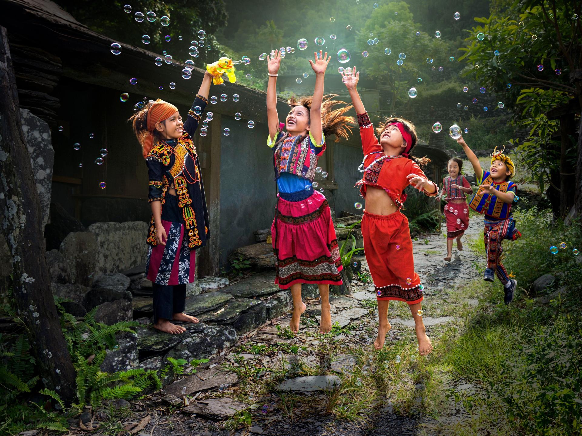 Global Photography Awards Winner - Fun with chasing bubbles