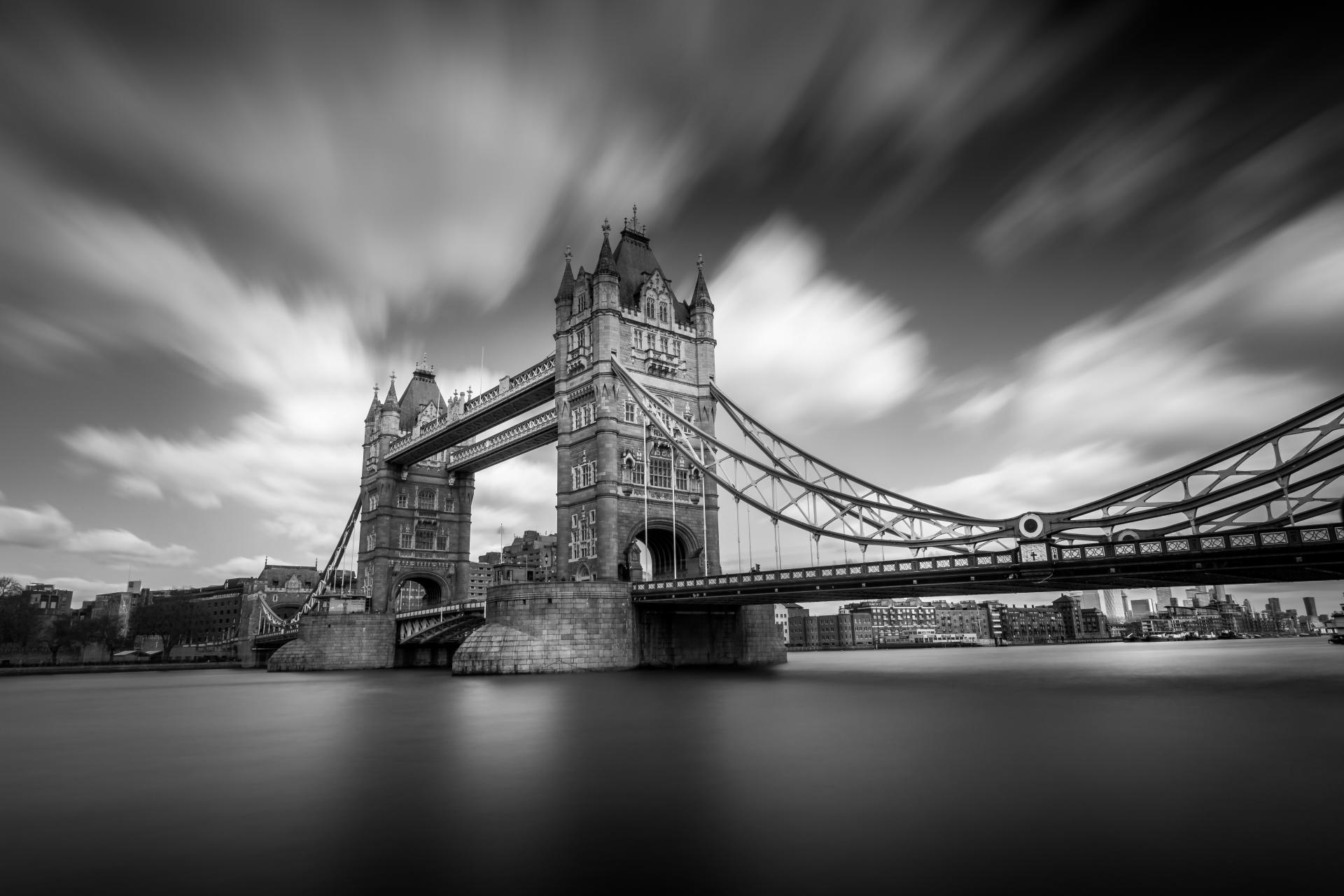 Global Photography Awards Winner - Ephemeral Gleams on the Thames