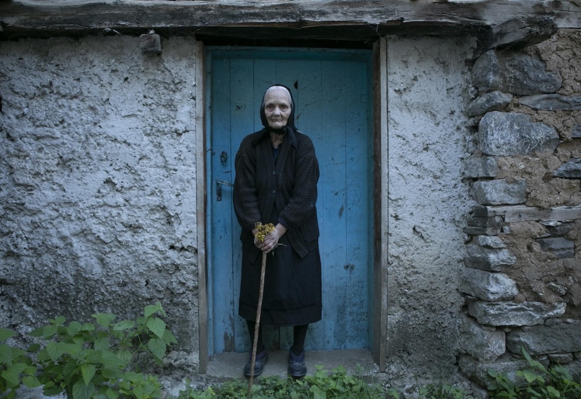 Global Photography Awards Winner - WOMEN HOLDING