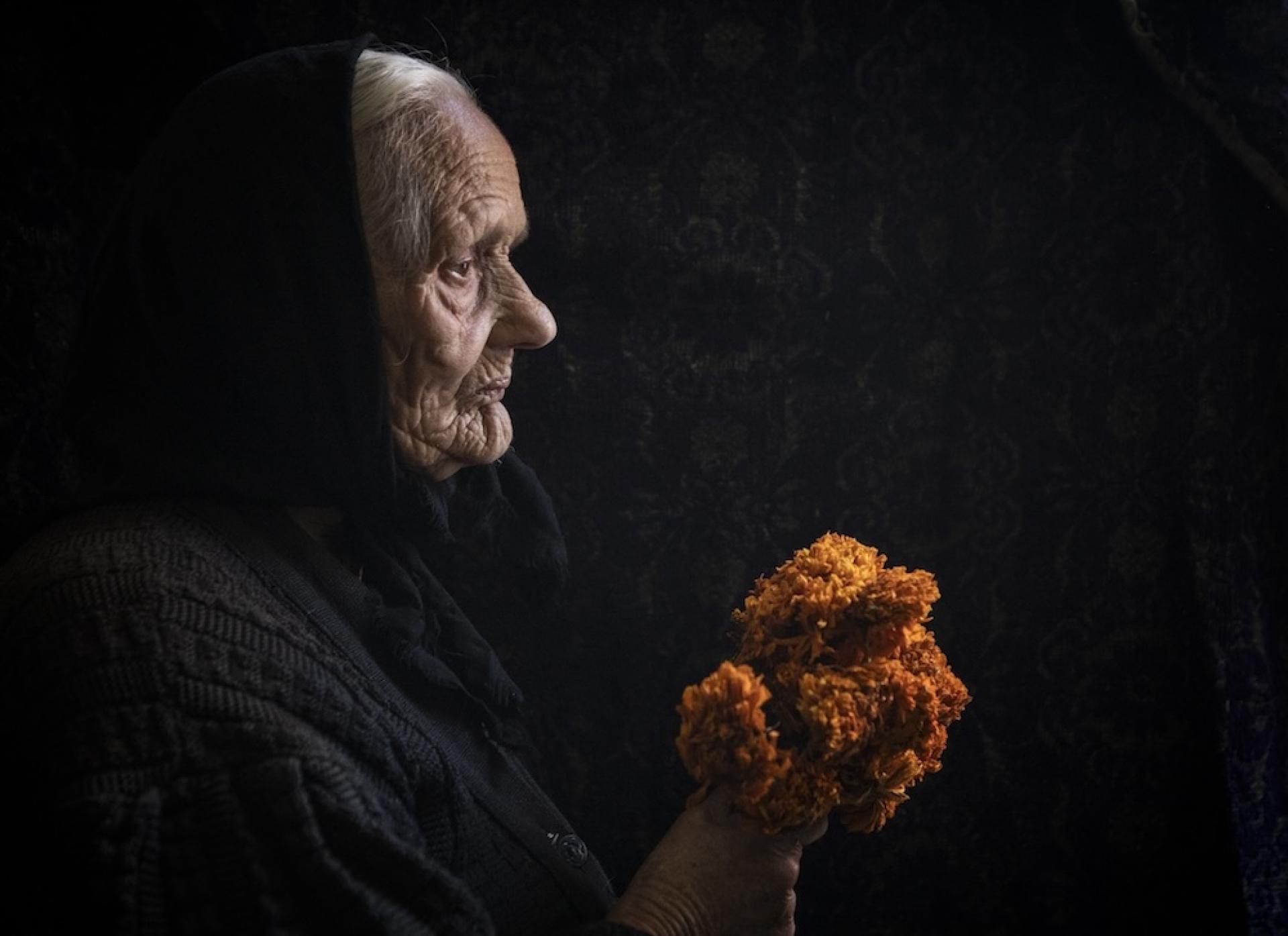 Global Photography Awards Winner - WOMEN HOLDING