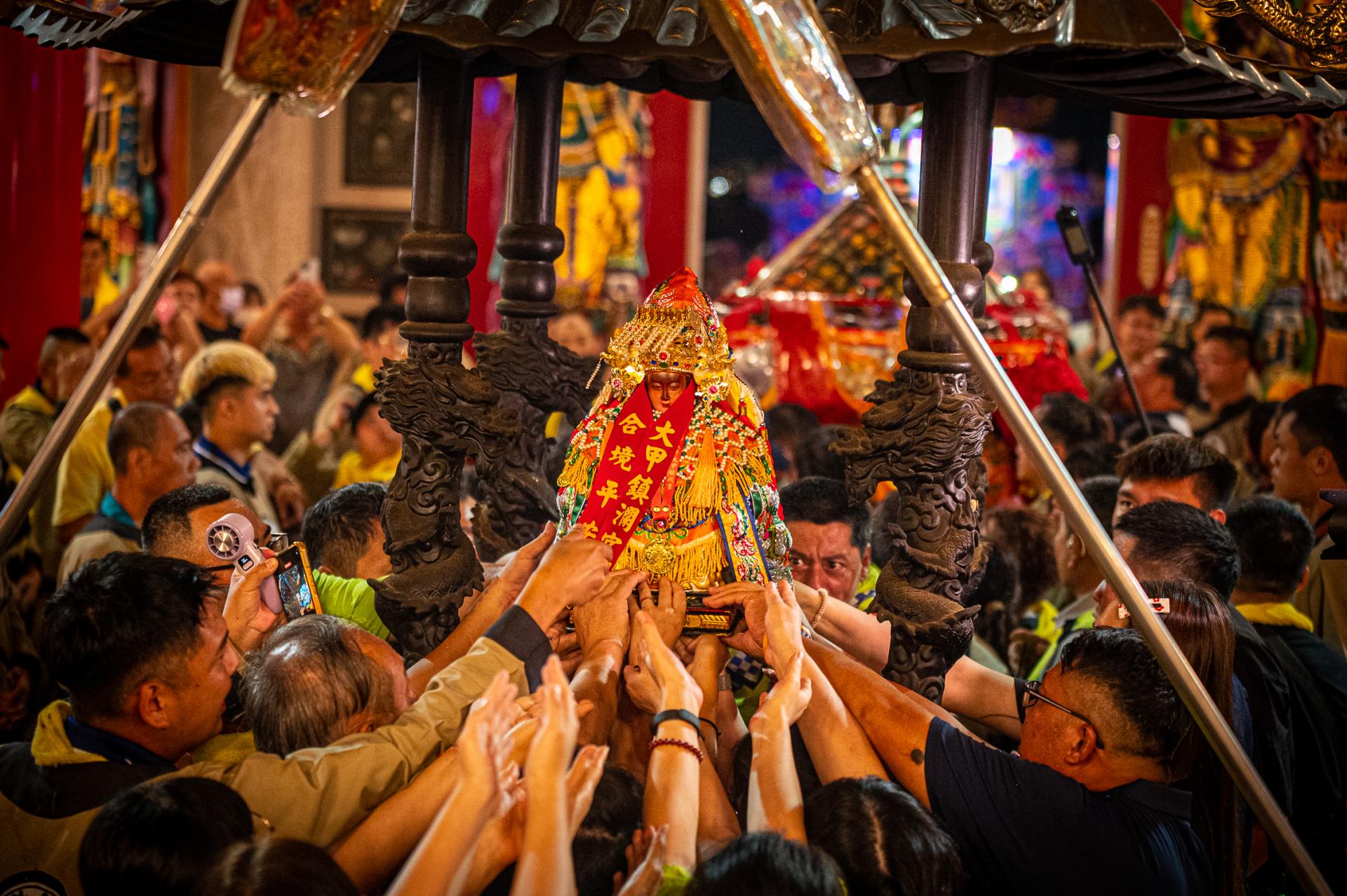 Global Photography Awards Winner - 接神