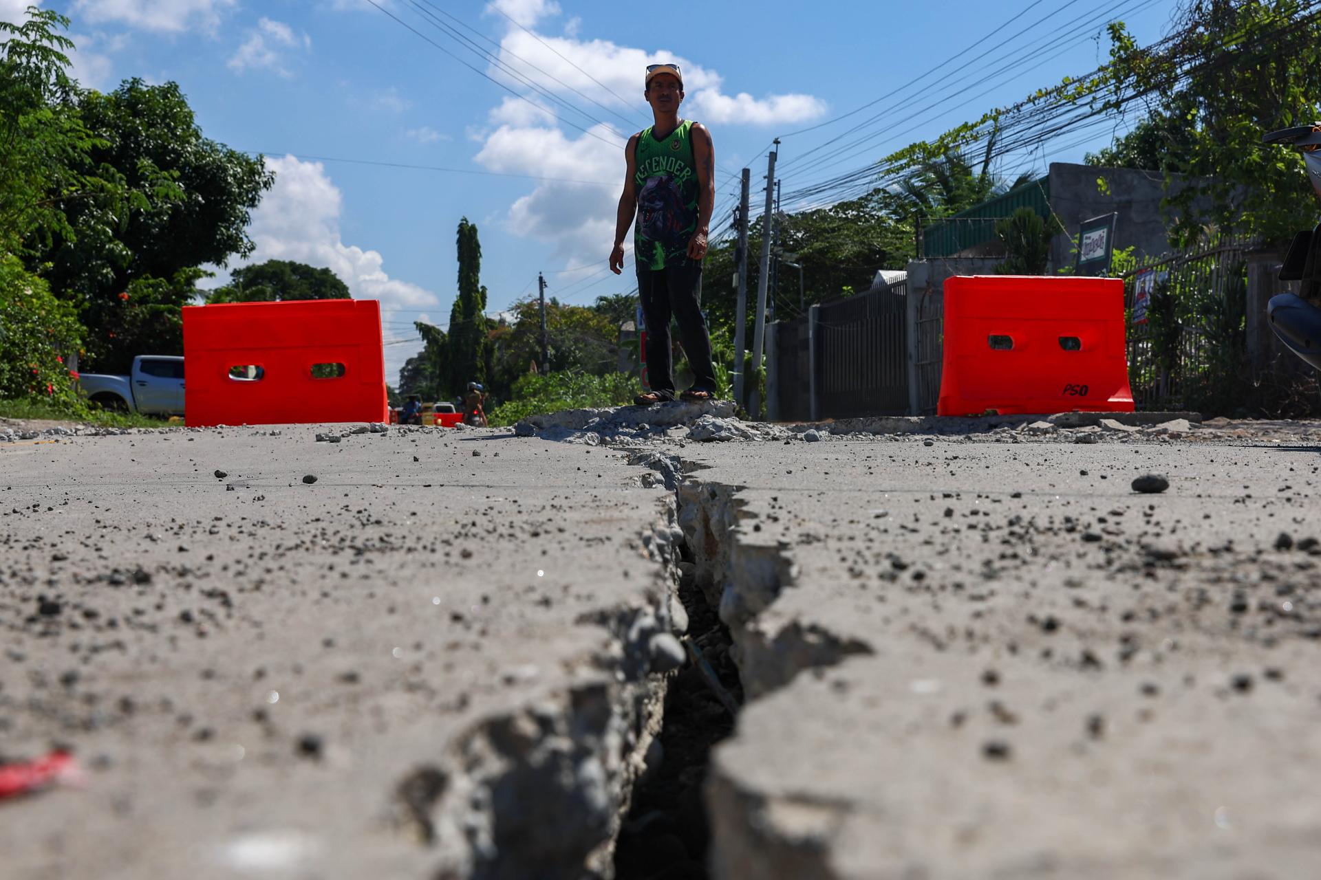 Global Photography Awards Winner - M 7.8 earthquake killed over 100 in Philippines