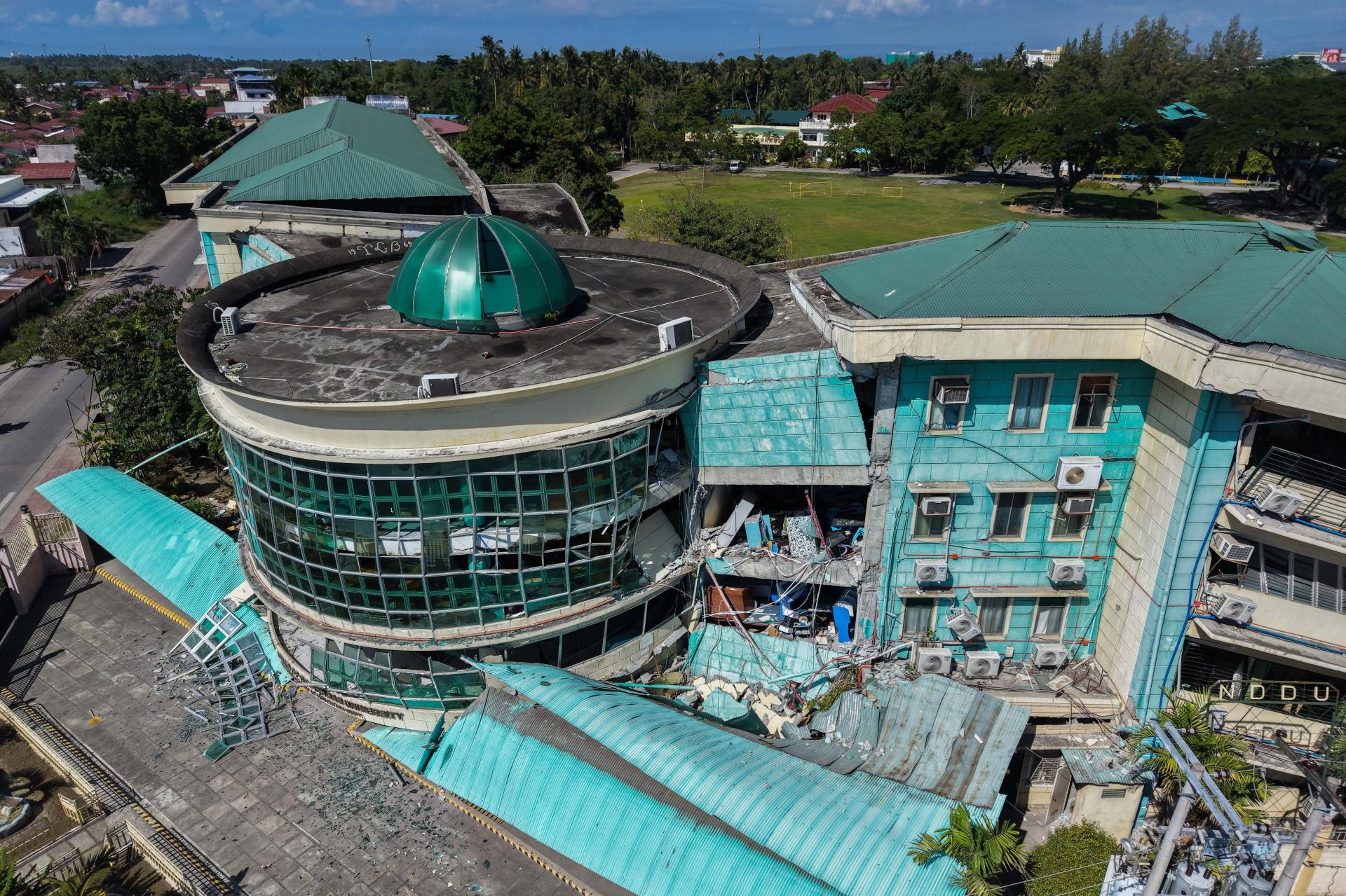 Global Photography Awards Winner - M 7.8 earthquake killed over 100 in Philippines