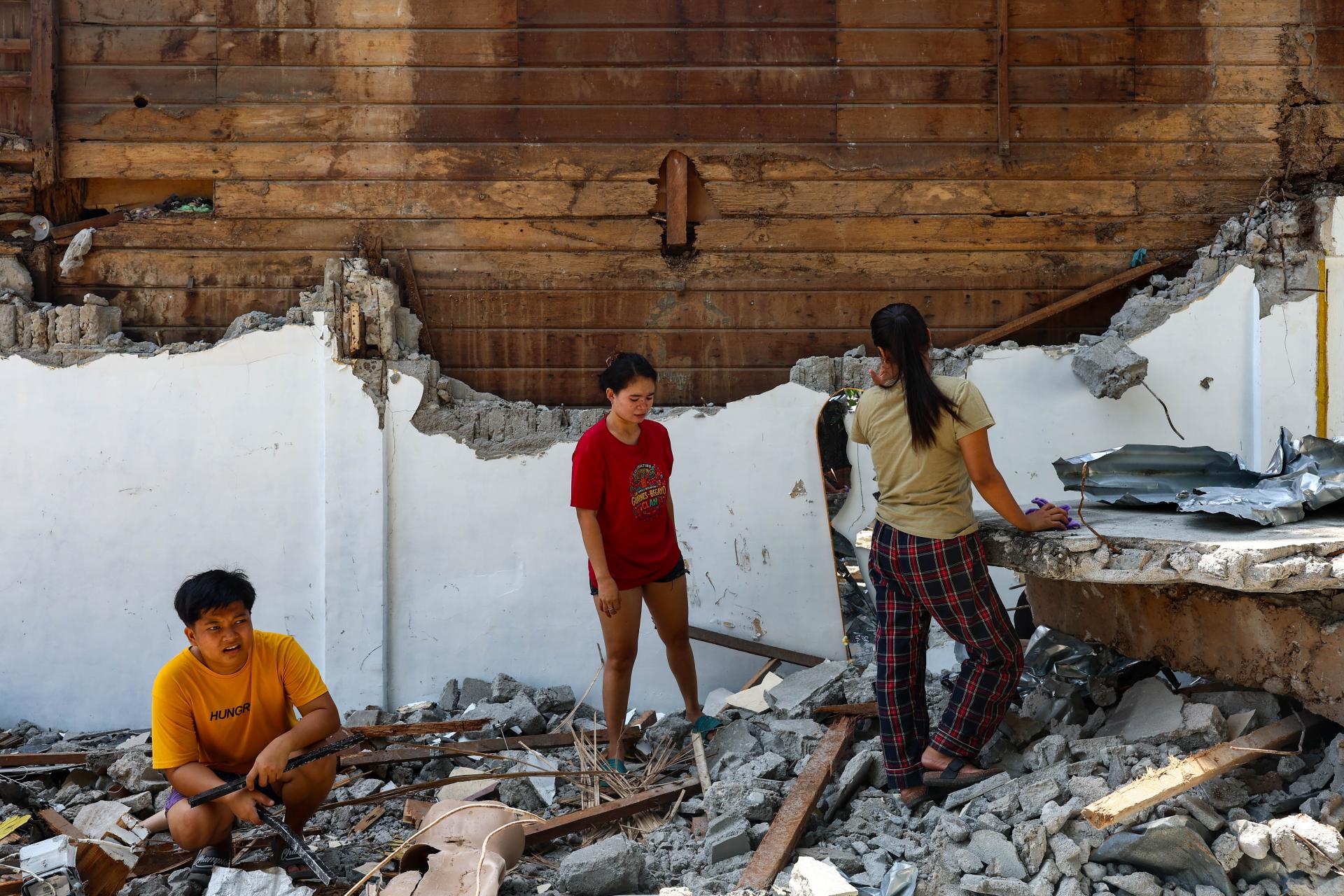 Global Photography Awards Winner - M 7.8 earthquake killed over 100 in Philippines