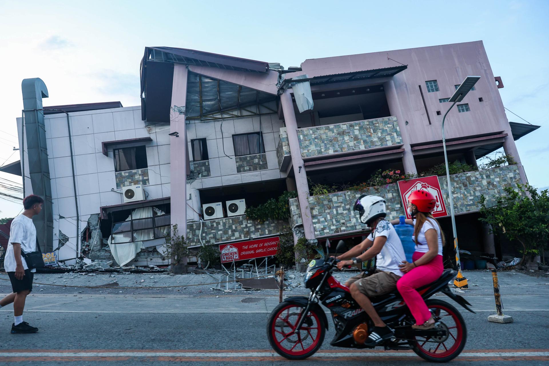 Global Photography Awards Winner - M 7.8 earthquake killed over 100 in Philippines
