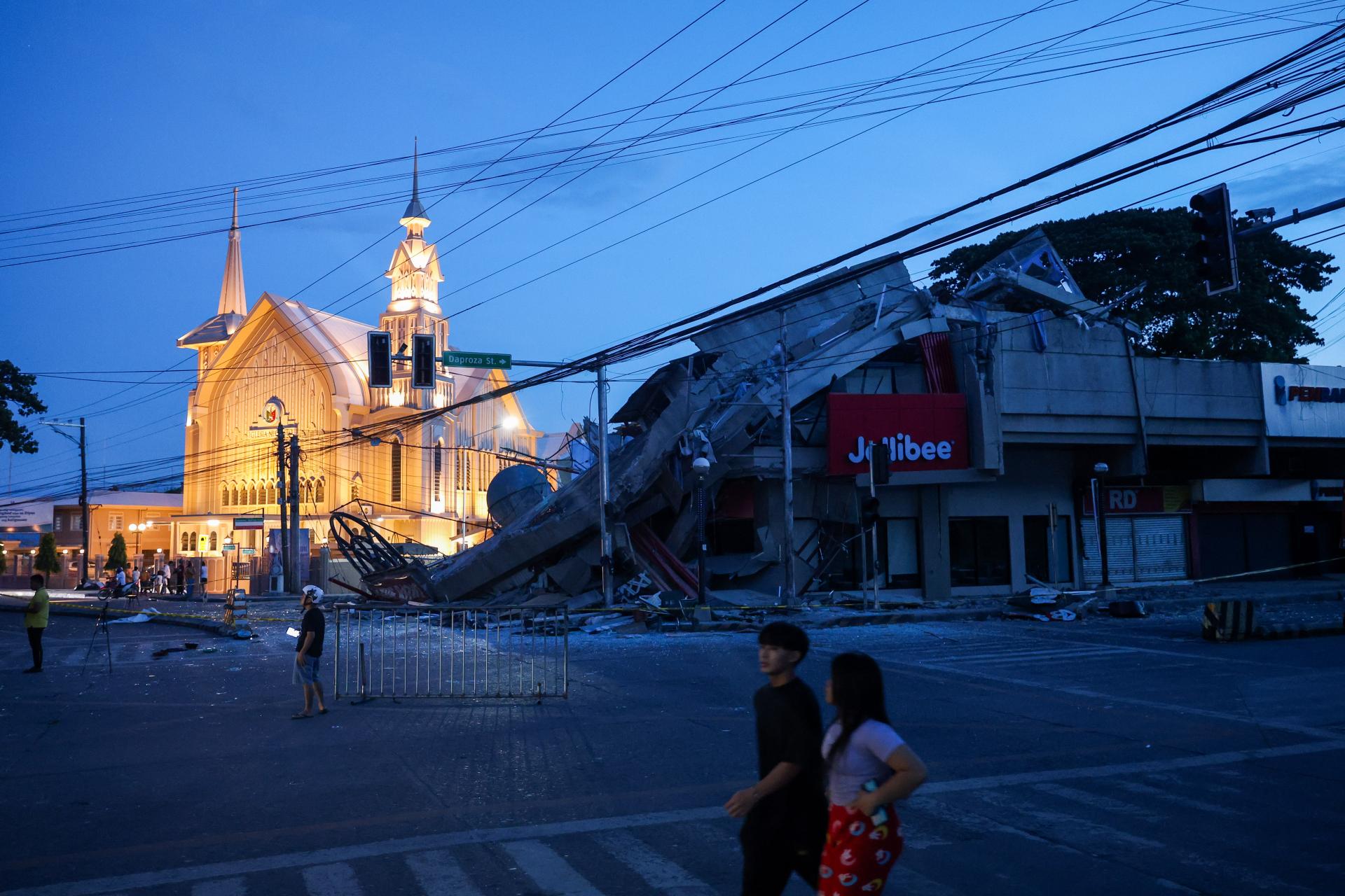 Global Photography Awards Winner - M 7.8 earthquake killed over 100 in Philippines