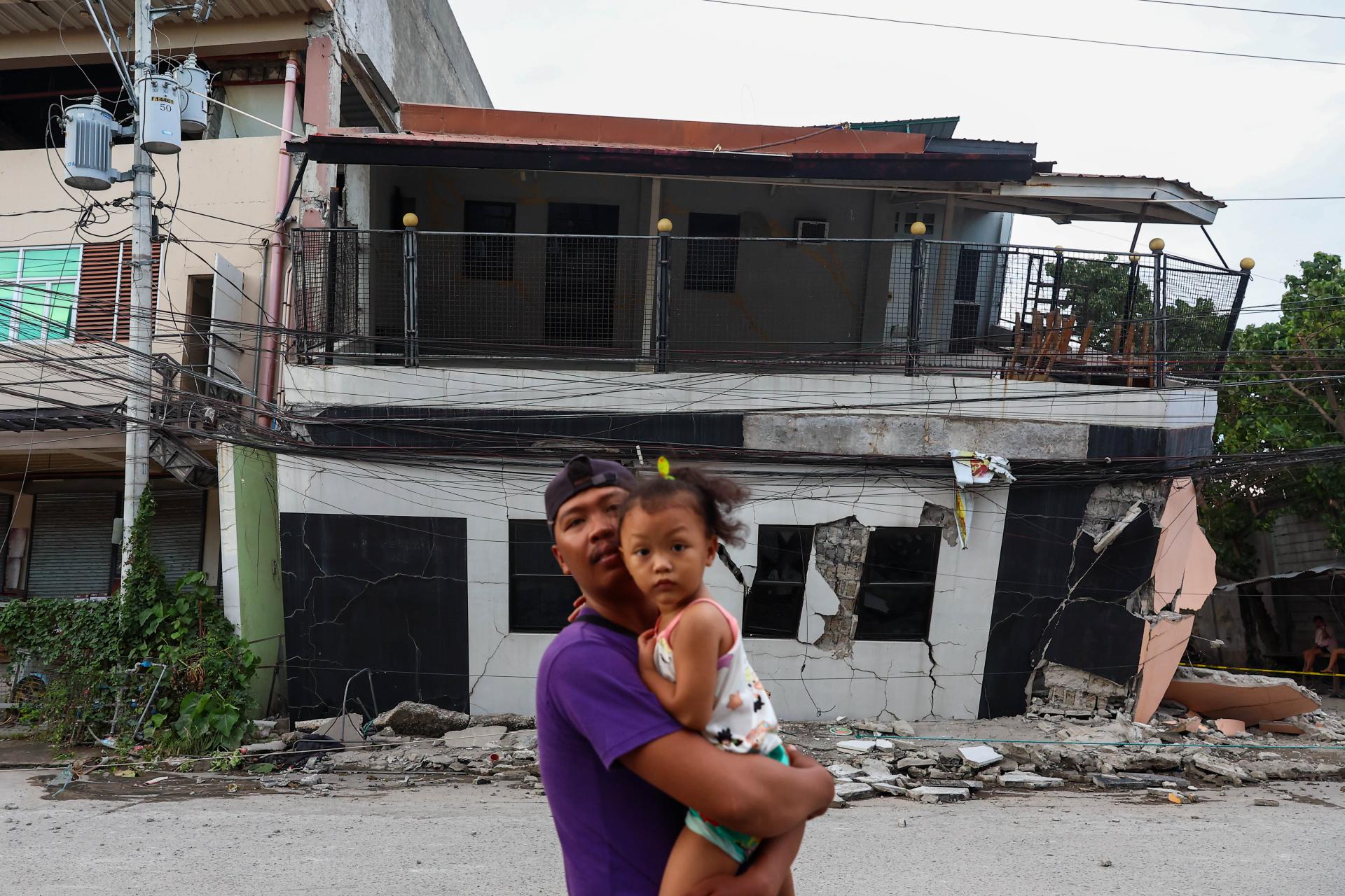 Global Photography Awards Winner - M 7.8 earthquake killed over 100 in Philippines